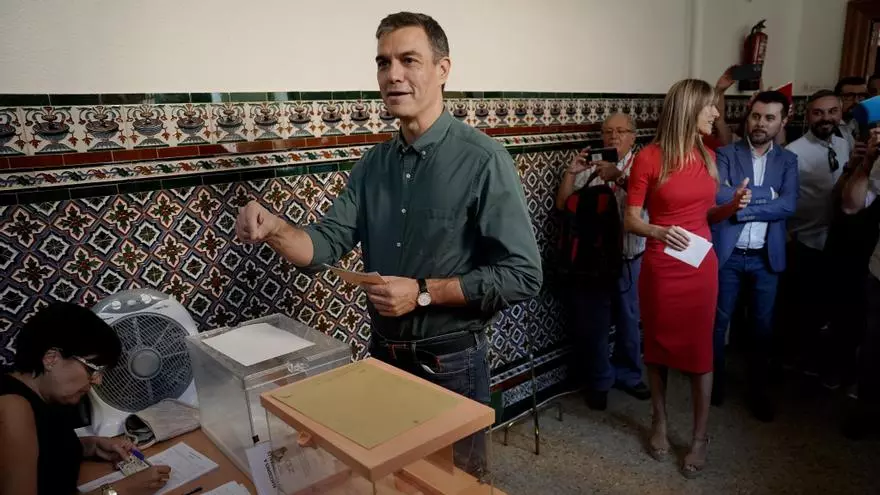 Pedro Sánchez, el primero en votar