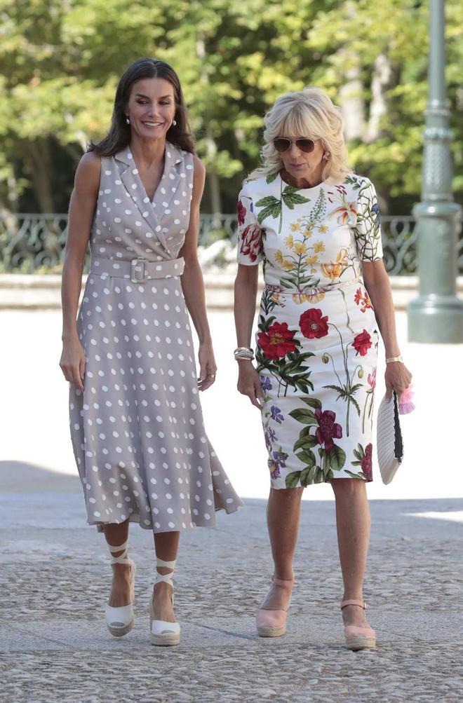 La reina Letizia con vestido de lunares paseando con Jill Biden