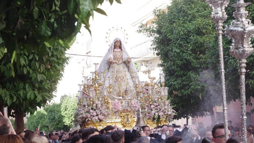 Fotos de la procesión del Rocío Coronada por el barrio de la Victoria