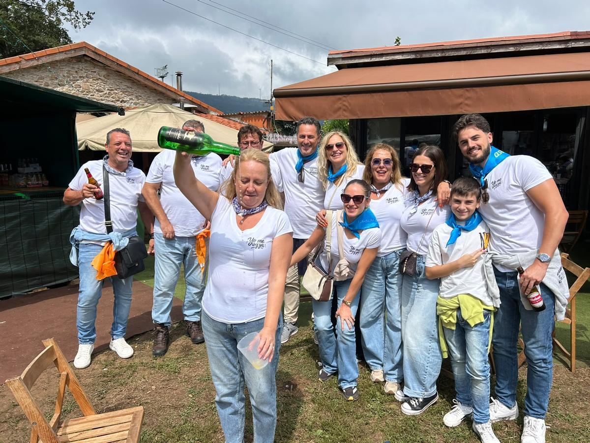 Un grupo de romeros, todo de Estepona, en el campo de San Roque, disfrutando de la sidra y la fiesta.