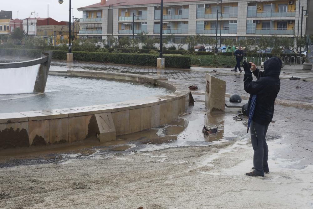 Efectos del temporal en la playa de la Malvarrosa.