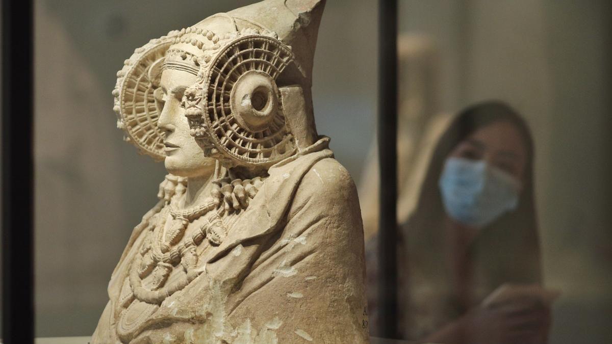 La Dama de Elche, dentro de la vitrina en la que se expone en el Museo Arqueológico Nacional en Madrid.
