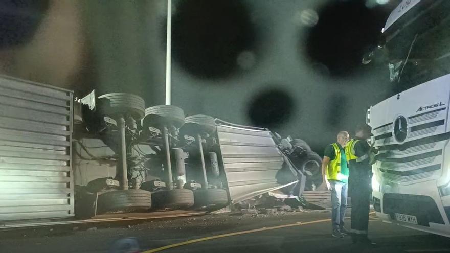 El camión volcado en la autovía de Espinardo.