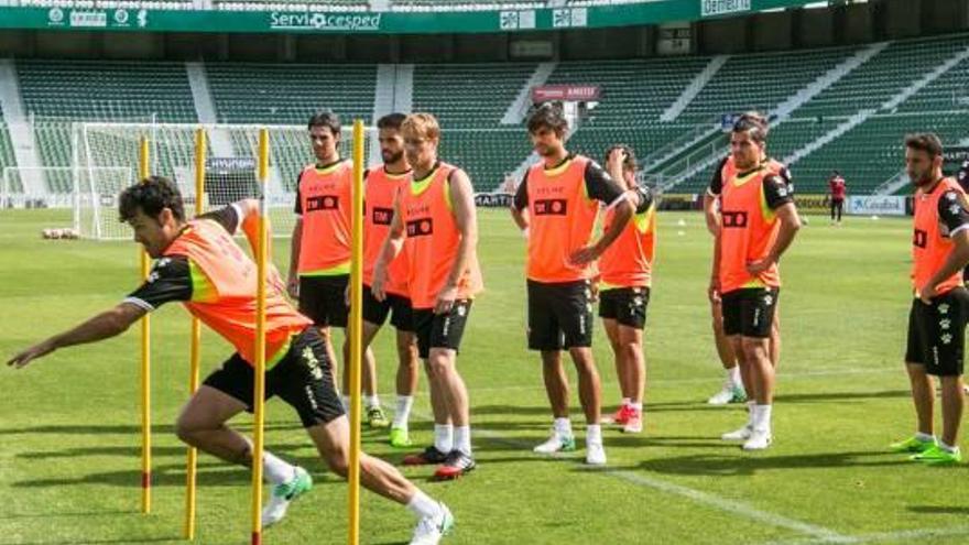 Los jugadores del Elche durante un entrenamiento en el Martínez Valero.