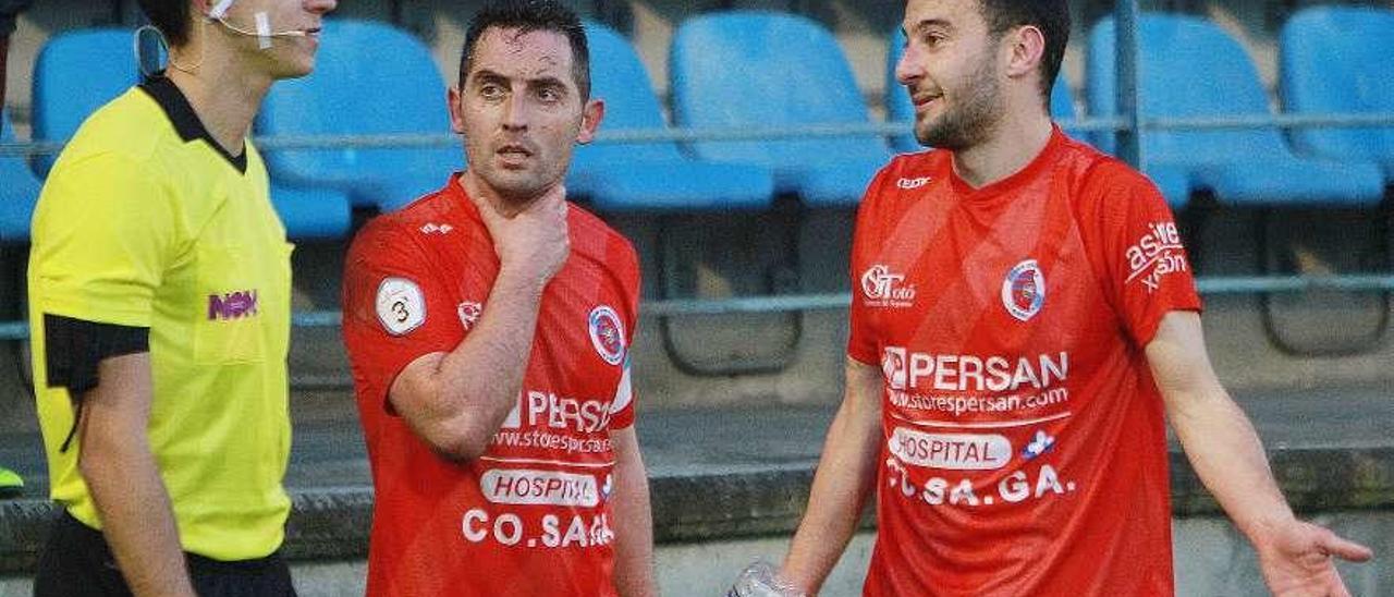 Durán y Arce, junto a uno de los auxiliares del partido entre UD Ourense y Arzúa. // Iñaki Osorio