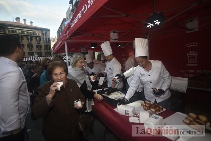 Degustación de monas y chocolate en la Plaza del Romea