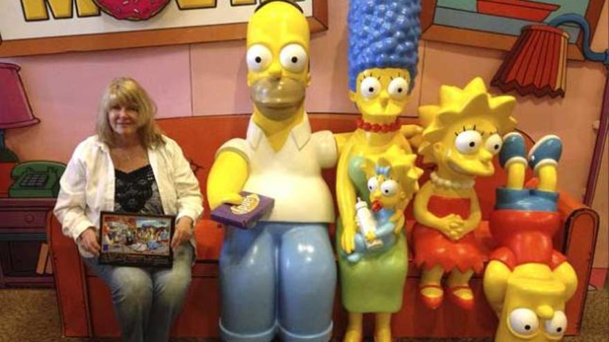 La directora del museo de Springfield, Debra Buell, junto a &#039;Los Simpsons&#039;.