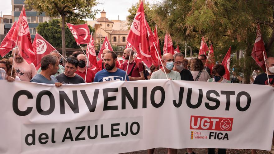 Los sindicatos se concentran de nuevo este viernes contra el bloqueo en el convenio del azulejo