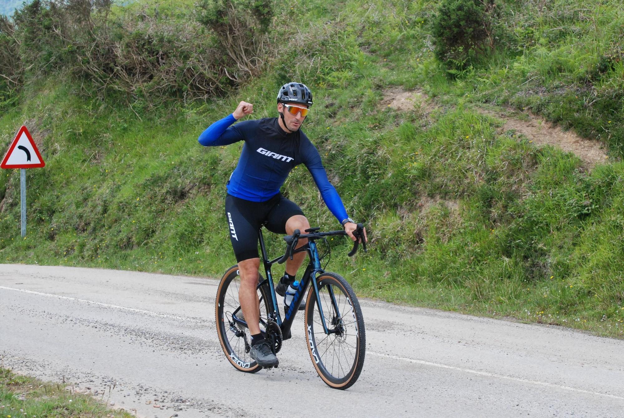 En imágenes: El seleccionador argentino Lionel Scaloni y Pedro Delgado suben al Angliru