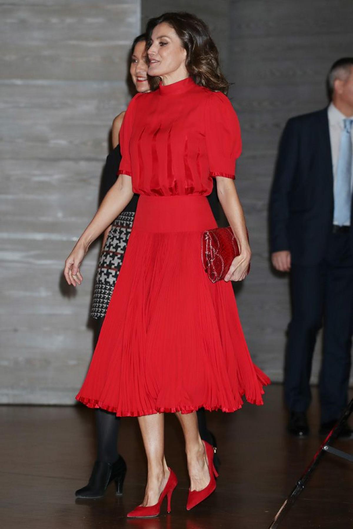 Letizia Ortiz con un total look en color rojo con vestido que pertenece a Sofía