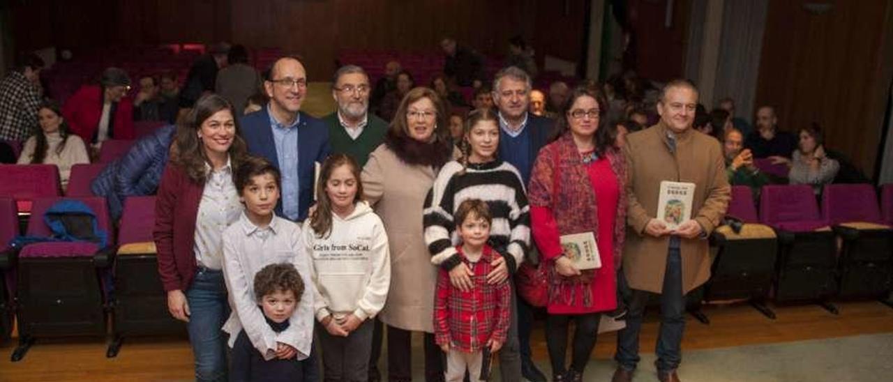 Pérez Tilve, ayer, rodeada de familiares y políticos, en la Casa da Cultura de Silleda. // Bernabé/Ana Agra