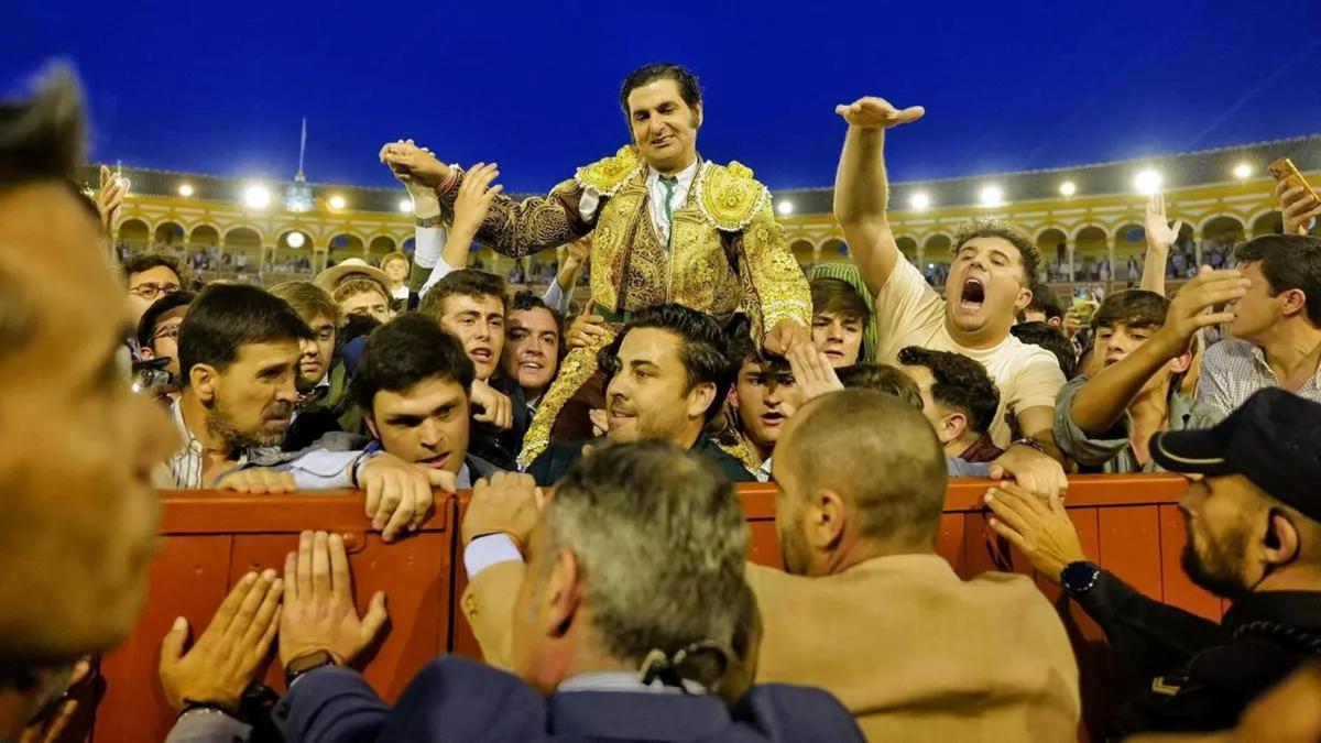 Morante intenta salir a hombros por la Puerta del Principe.