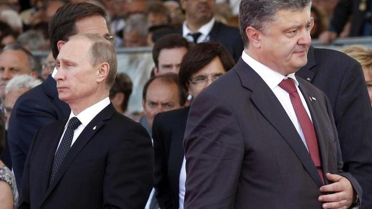 Putin, impávido, ve pasar al ucraniano Poroshenko por delante.