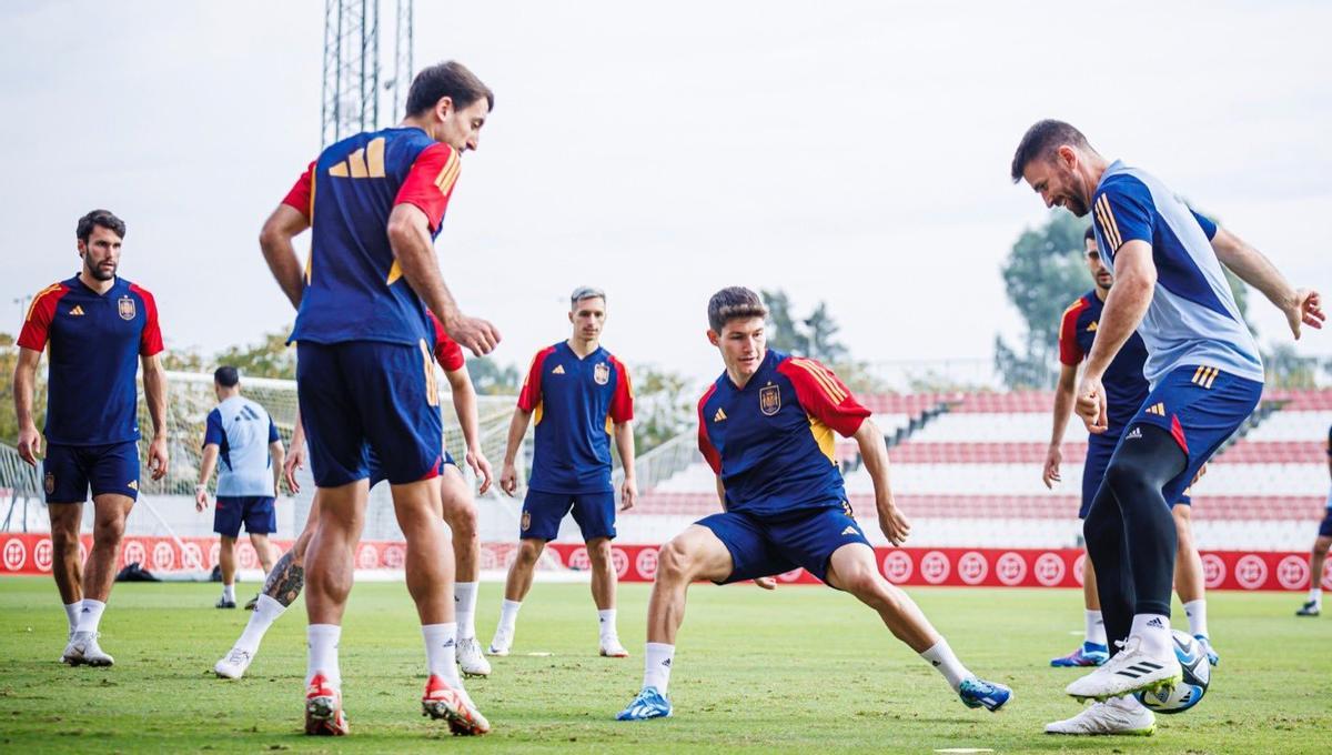 Alfonso Pedraza, el primero por la izquierda, en su primer entrenamiento con la selección.