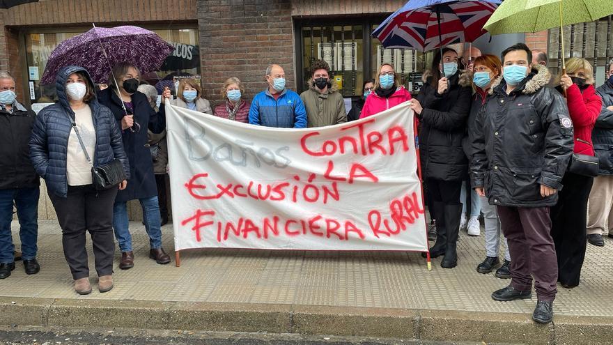 Baños de Montemayor se echa a la calle contra el cierre de su único banco