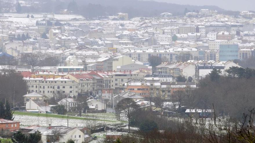 Vista general del casco urbano de Lalín en una jornada de nevadas. // Bernabé/Javier Lalín