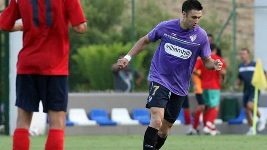 El central Javier Malagueño, durante el partido.