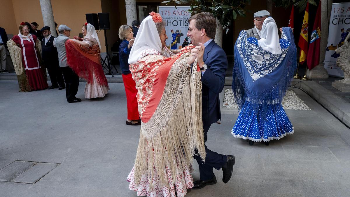 El baile llegó a la capital en 1850 como "polca alemana" y pronto se hizo popular.