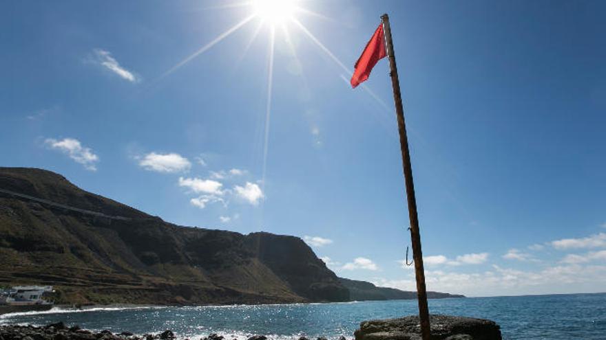 Playa del Vagabundo, en Guía, con la bandera roja.