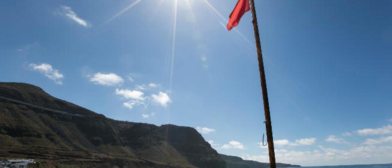 Playa del Vagabundo, en Guía, con la bandera roja.