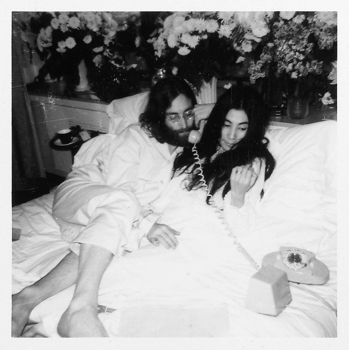 Yoko Ono y John Lennon durante la &quot;Bed-In&quot; celebrada en Montreal (Canadá) en 1969.