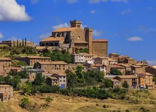 El pueblo donde Carlos II quiso que descansara su corazón: una villa medieval fortificada con solo 168 habitantes