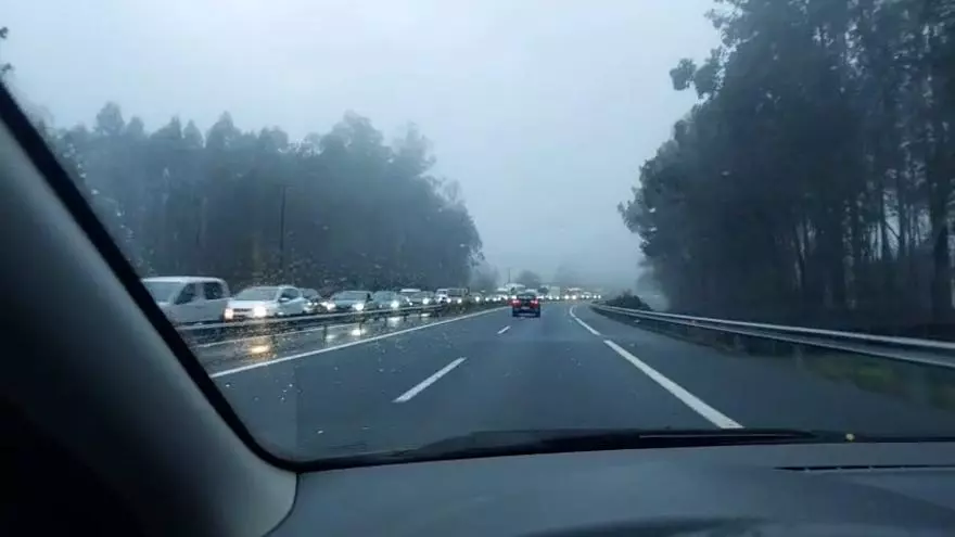 Un accidente en Barro con cuatro implicados altera la circulación en la AP-9