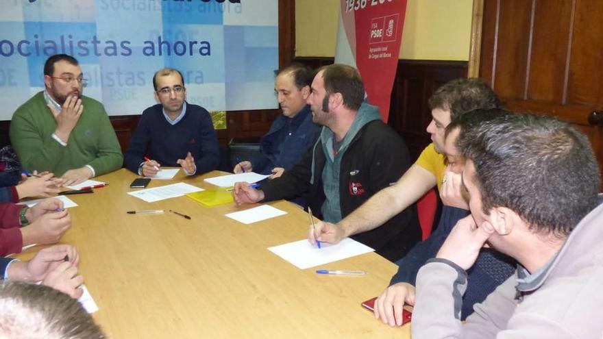 Por la izquierda, Adrián Barbón y el alcalde cangués, José Víctor Rodríguez, en la reunión con los mineros, ayer, en Cangas del Narcea.