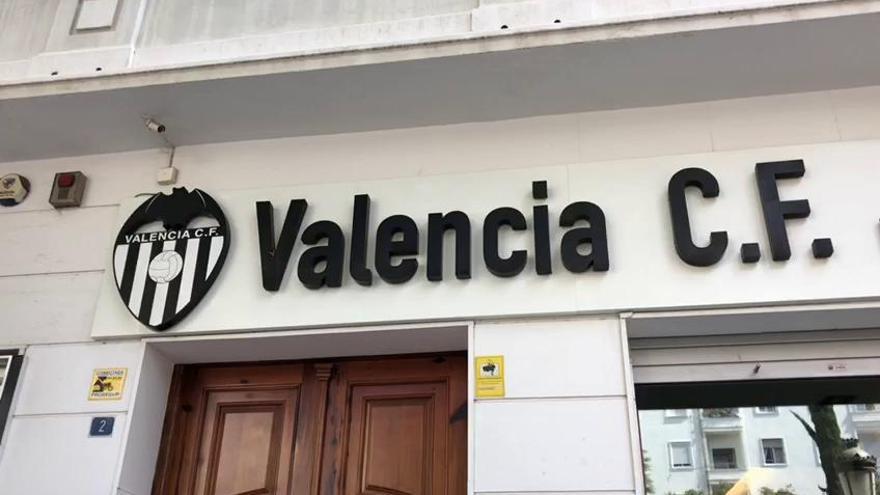 Javi Garrido, representante de Kang in Lee, en las oficinas del Valencia CF