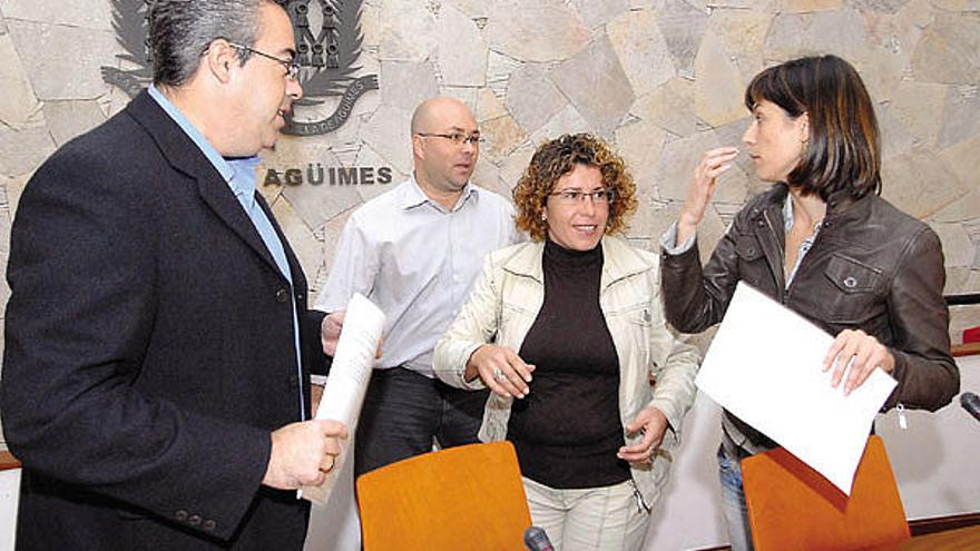 Los concejales junto al coordinador del CEAR en Canarias.