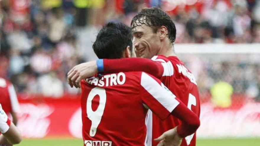 Amorebieta felicita a Carlos Castro por su gol.