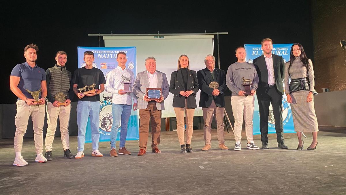 Premiados y personas reconocidas durante la gala final de temporada de la peña cultural taurina El Natural de la Vall.