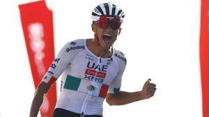 Isaac del Toro celebra la victoria en la etapa 6 del UAE Tour tras un increíble ataque en Jebel Hafeet