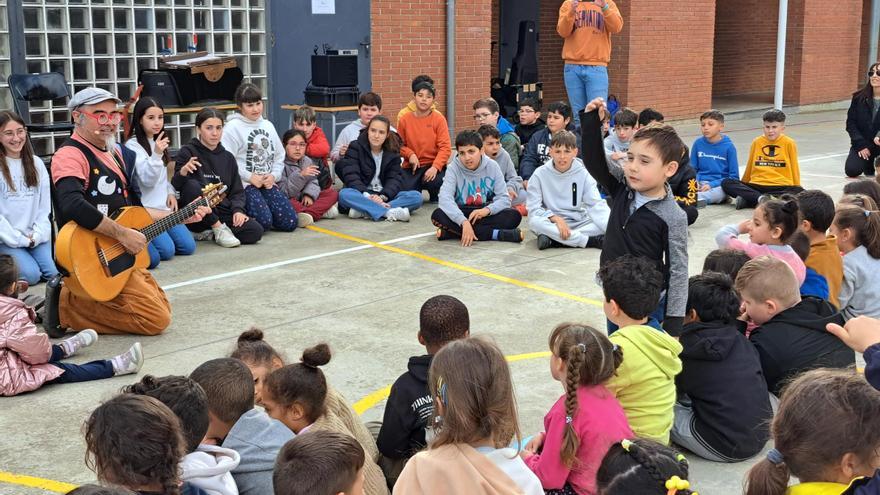 El cantautor valencià Dani Miquel actua a l&#039;Escola Maria Àngels Anglada de Figueres