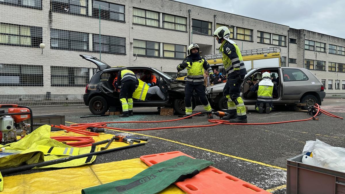 En imágenes: un simulacro del accidente de tráfico, en pleno instituto
