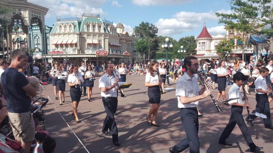 La Agrupació Filharmònica de Burriana desfila por las &quot;calles&quot; de Disneyland Paris