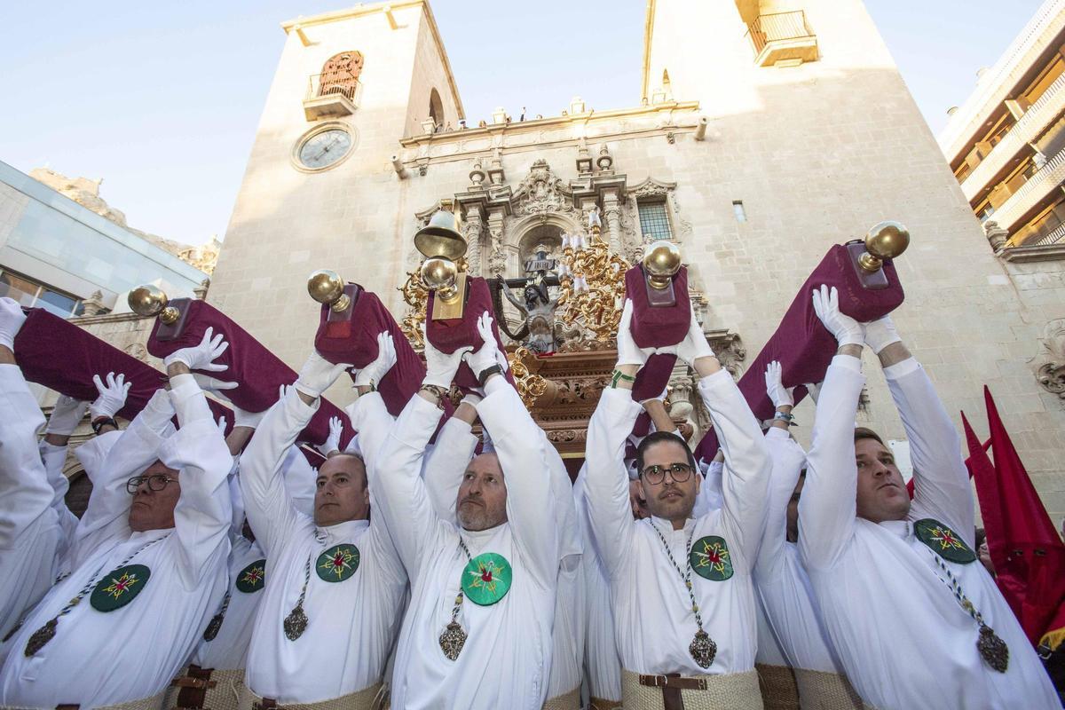 Alicante vive uno de los momentos más especiales del Martes Santo con la procesión del Cristo del Mar