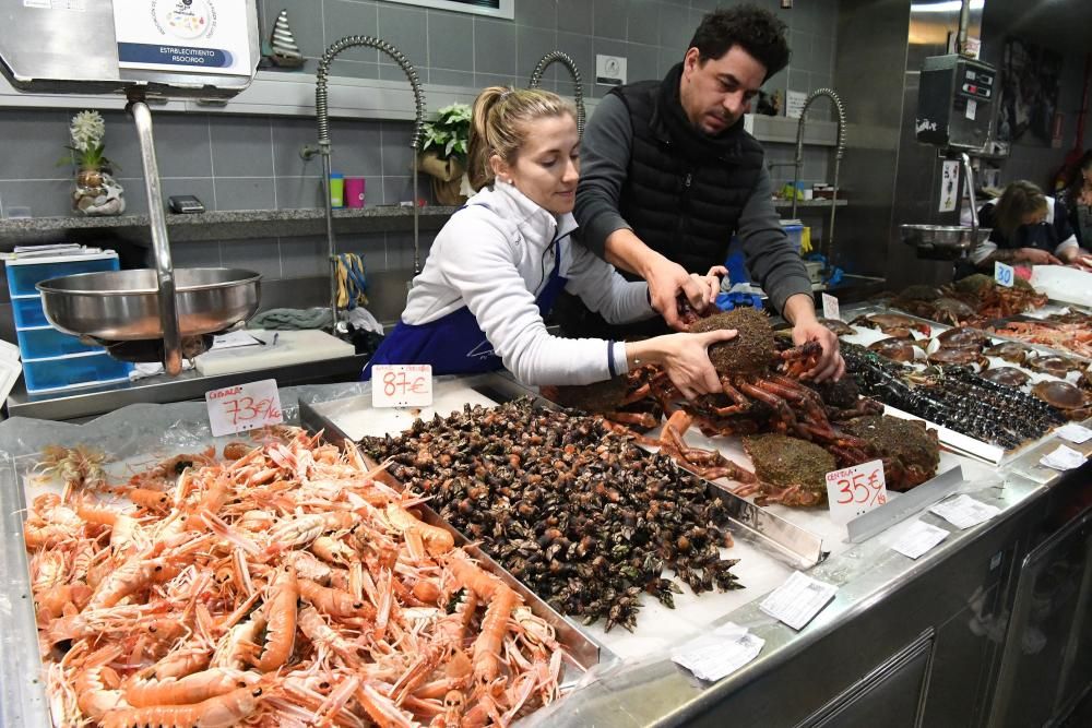 Percebes que alcanzan los 120 euros el kilo, cigalas, centollas, lubrigantes...