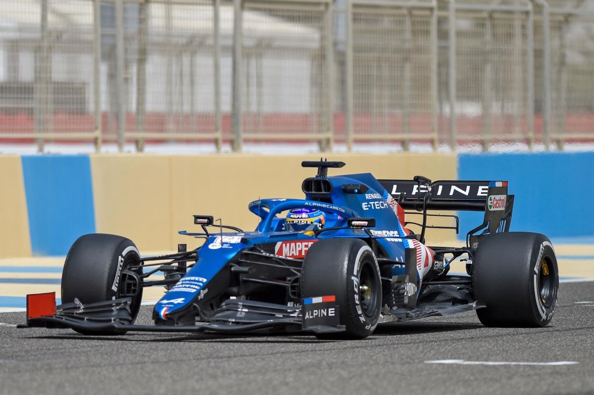 Fernando Alonso brilla en los test de Sakhir.