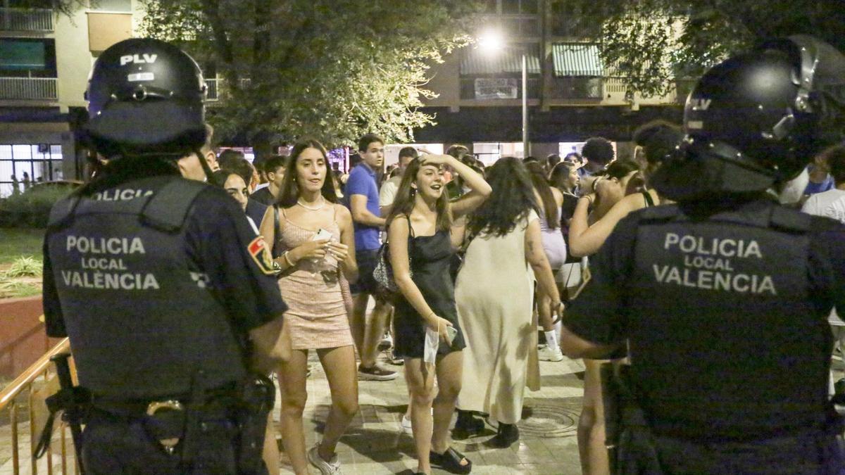 Policía en el botellón de la plaza Honduras en una imagen de archivo.