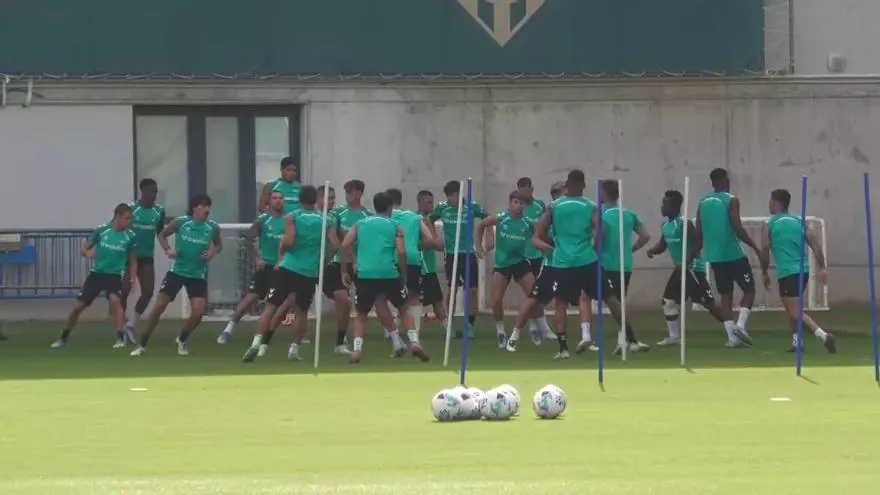 El Betis prepara su debut liguero ante el Elche