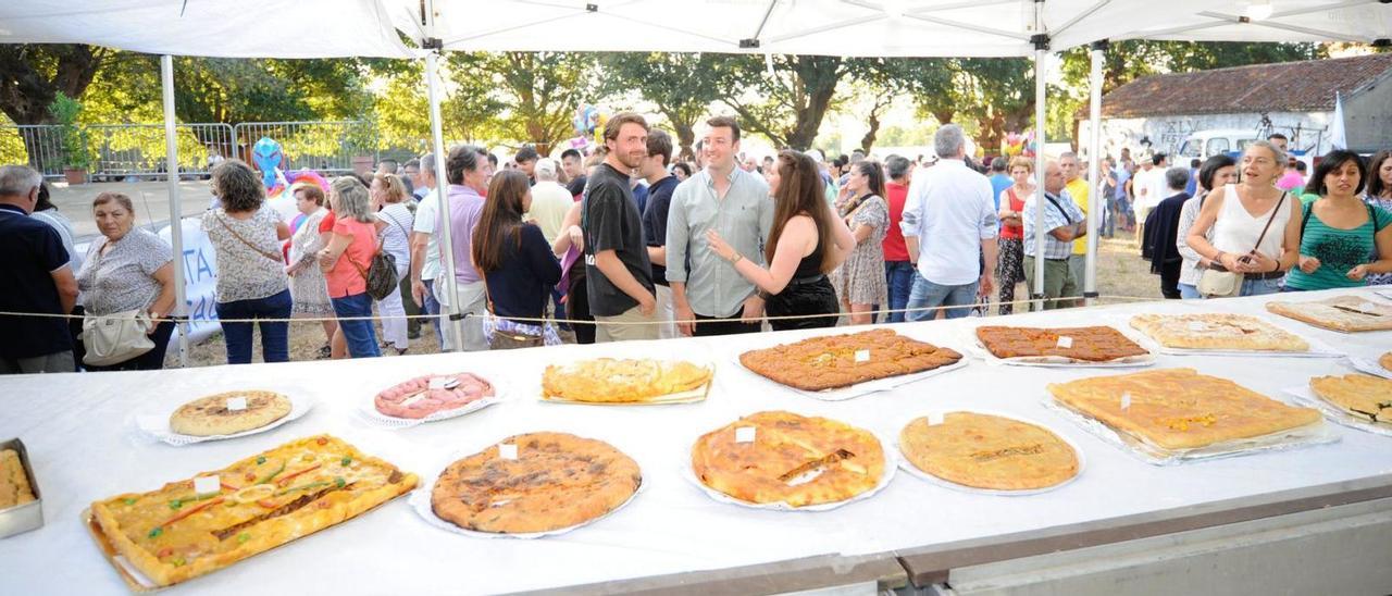 El concurso de empanadas congregó a numeroso público en la Carballeira da Pomba.