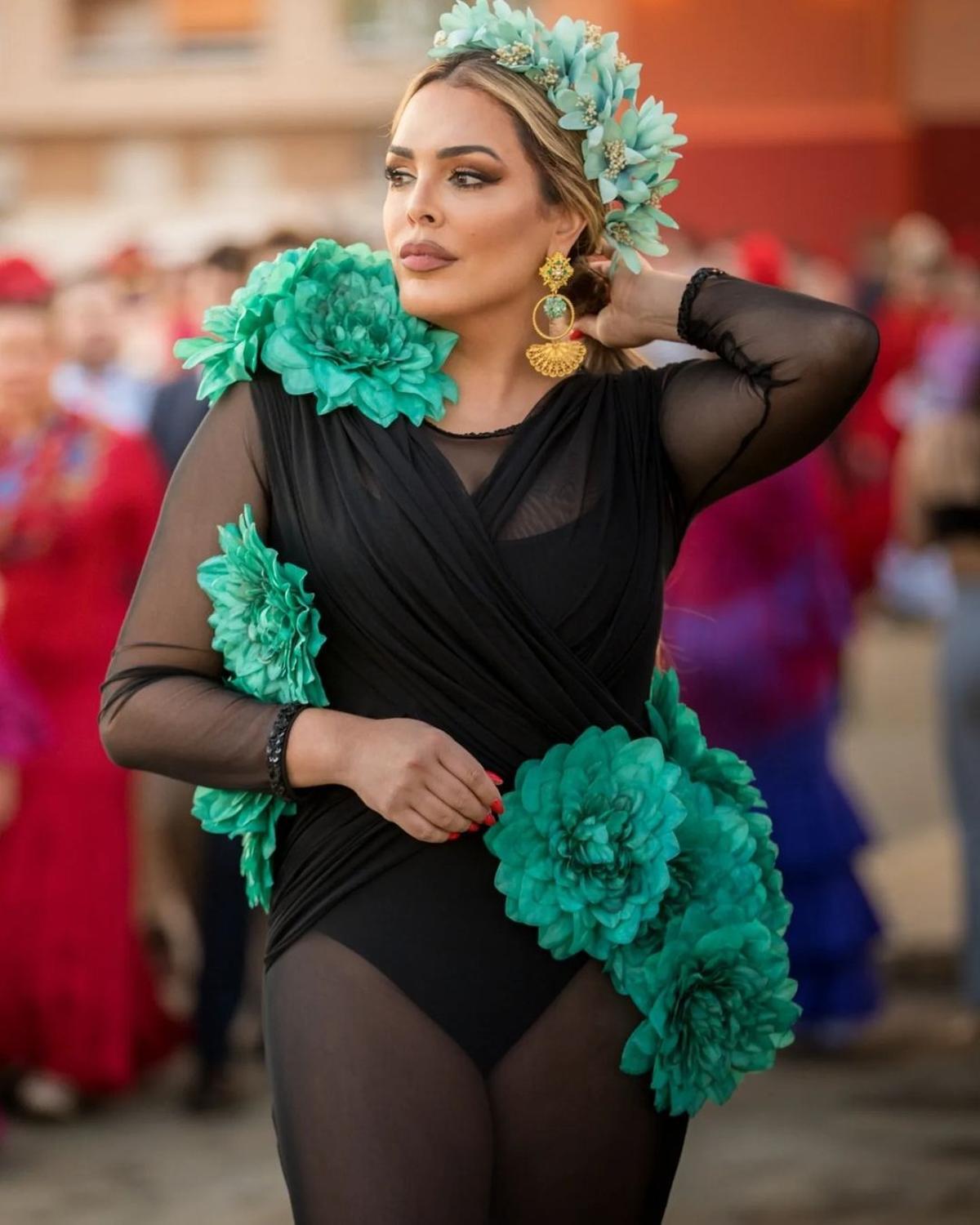 El traje de flamenca es el único traje típico regional español que sigue, y se adapta a las tendecias y modas ( Amor Moreira)