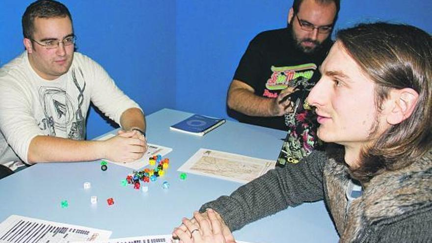 Por la izquierda, Roberto Rodríguez, Pablo Álvarez y Jorge Martínez, en plena partida de rol.