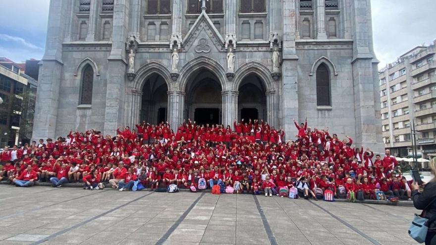 Los alumnos de Primaria del Santo Ángel inundan de alegría Avilés