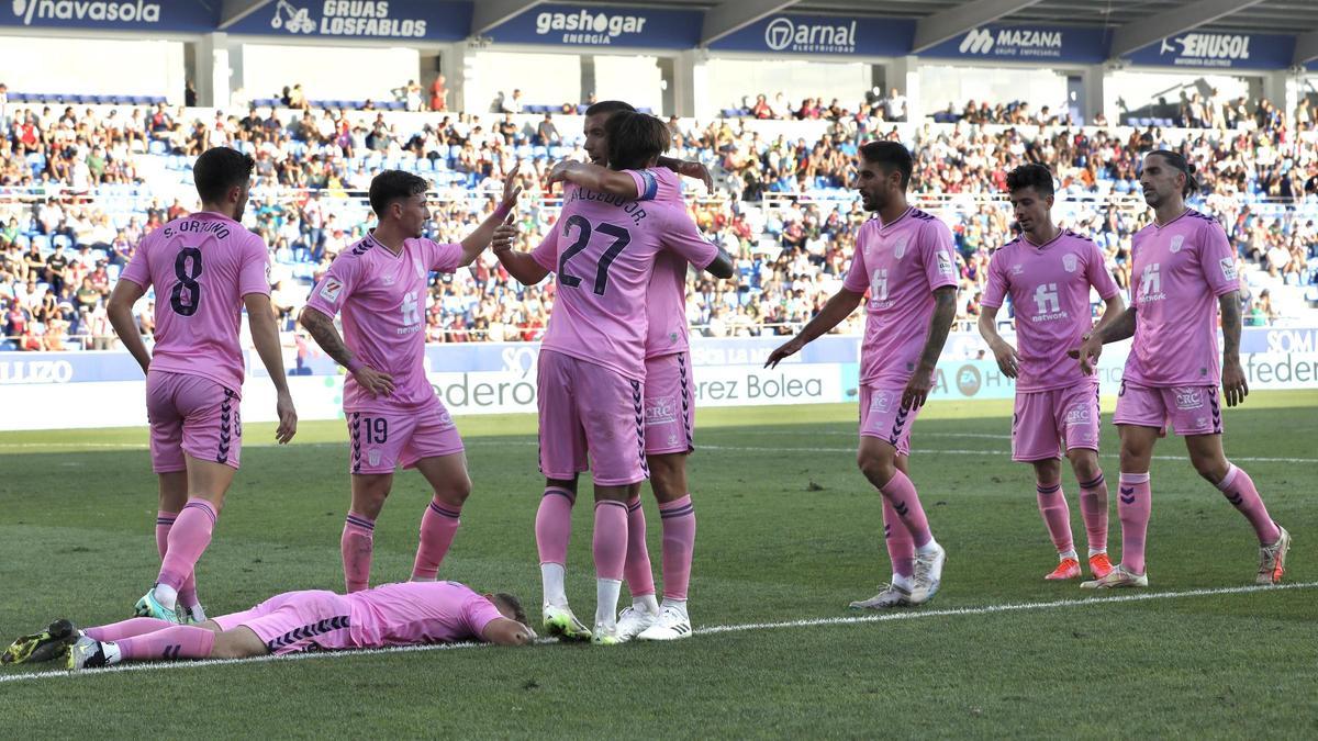 Los jugadores del Eldense celebran el gol de la victoria en Huesca