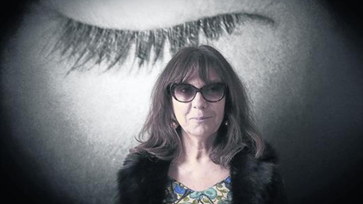 La artista francesa Sophie Calle,  en el Palau de la Virreina, en Barcelona.