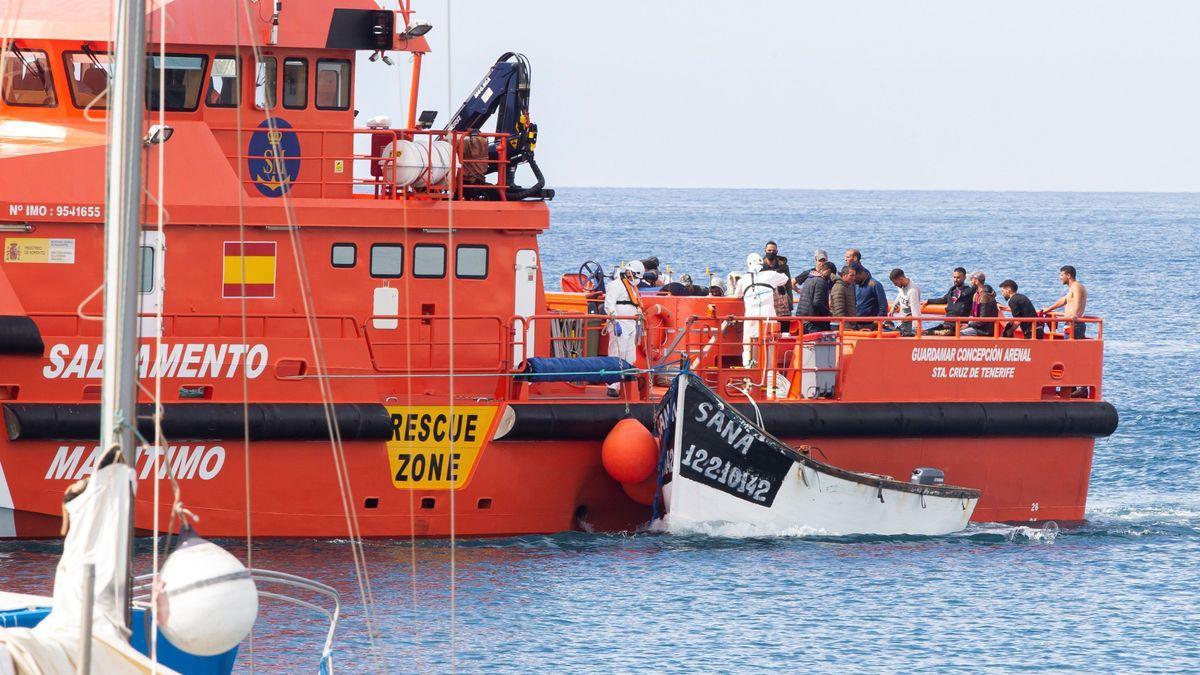 Barco de Salvamento Marítimo con inmigrantes a bordo.
