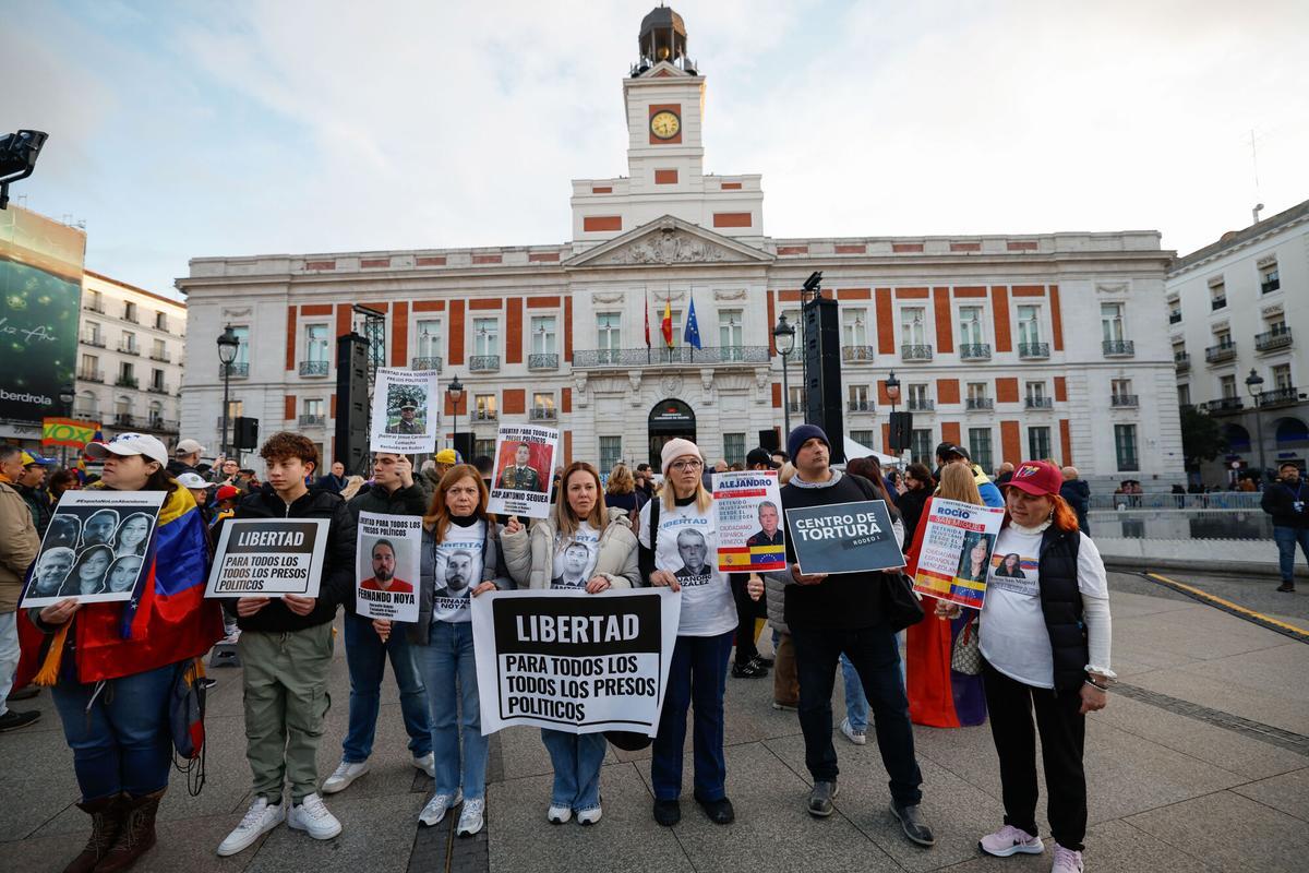MADRID, 09/01/2025.- Grupos de personas participan en una manifestación convocada en Madrid para apoyar al candidato opositor Edmundo González como presidente electo de Venezuela, este jueves, en vísperas de la toma de posesión presidencial en Caracas. EFE/ Juanjo Martin
