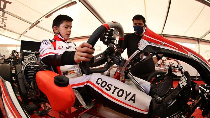 Costoya junto a su padre, preparando su kart para la carrera.